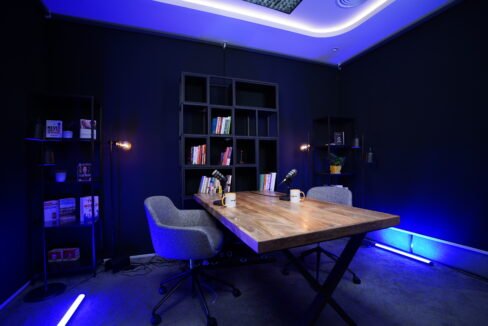 Dubai coworking space with modular seating arrangements